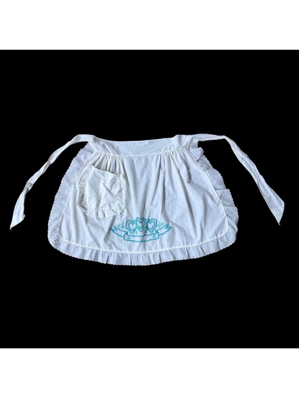 Vintage White Apron Aqua Blue Embroidered Hearts Pocket Eyelet Ruffle Trim - Picture 3 of 6